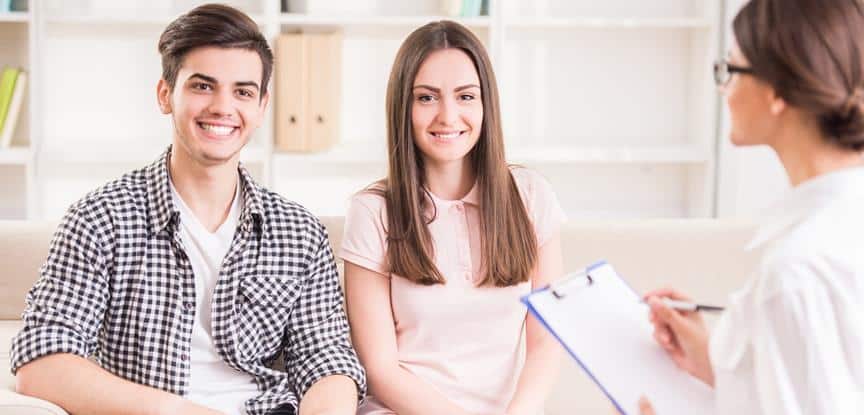 casal sorridente em sessão de terapia