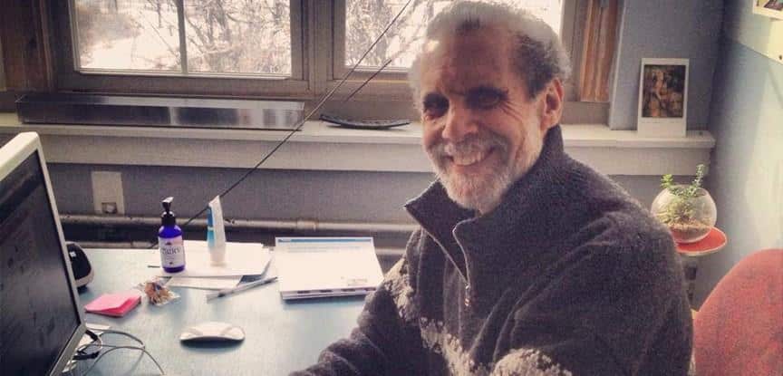 daniel goleman em seu escritório