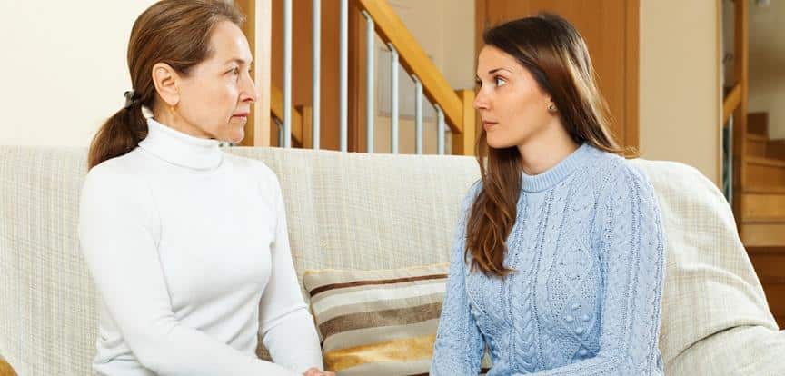 sogra e nora conversando em sala de estar