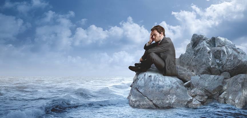 empresário triste sentado em pedra