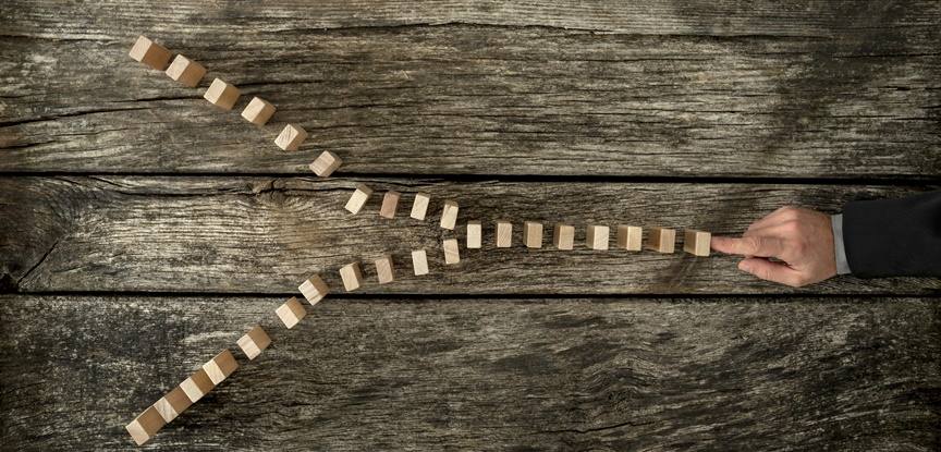 dominó seguindo dois caminhos diferentes