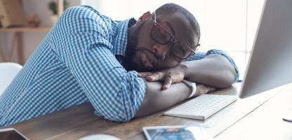 Jovem africano que trabalha no ramo de escritório