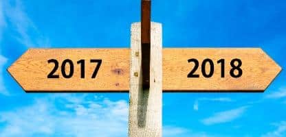 Placa de madeira com duas setas opostas sobre o céu azul claro, sinais de ano 2017 e 2018, imagem conceitual de feliz ano novo Placa de madeira com duas setas opostas sobre o céu azul claro, sinais de ano 2017 e 2018, imagem conceitual de feliz ano novo