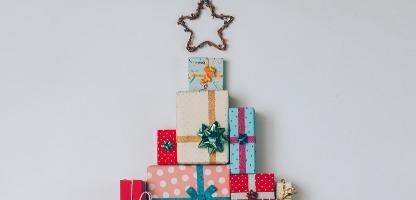 Árvore de Natal feita de presentes e presentes coloridos