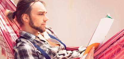Homem lendo um livro de Inteligencia Emocional