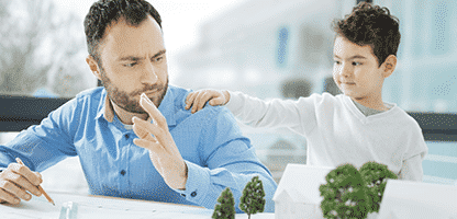 Garotinho, atraindo a atenção de pais, enquanto ele trabalha