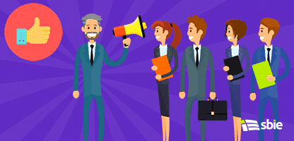 Empresário com megafone e colegas